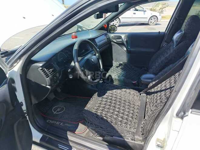 Opel Vectra-4