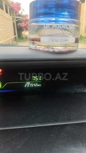 Toyota Prius V-13