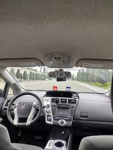 Toyota Prius V-2