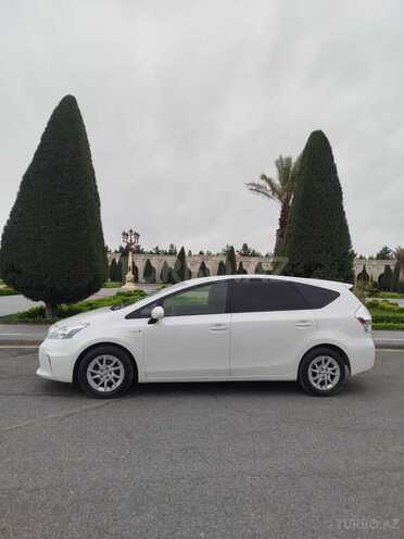 Toyota Prius V-10