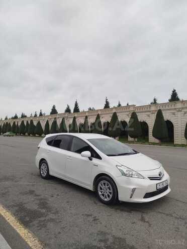 Toyota Prius V-9