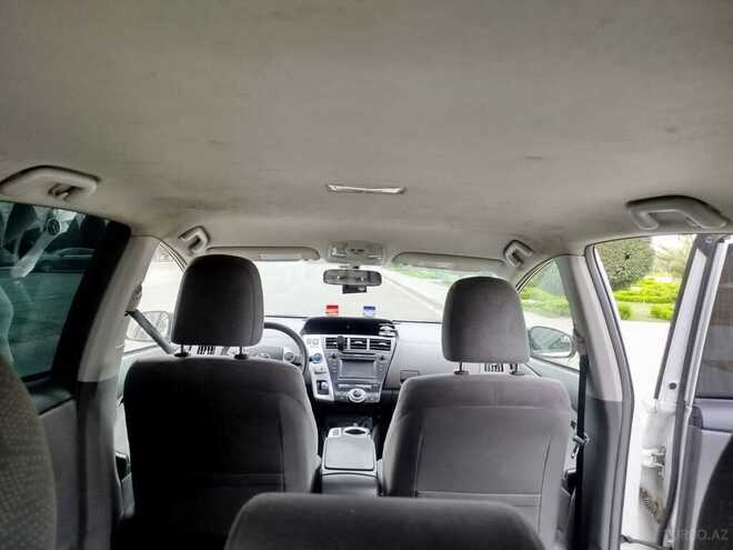 Toyota Prius V-3