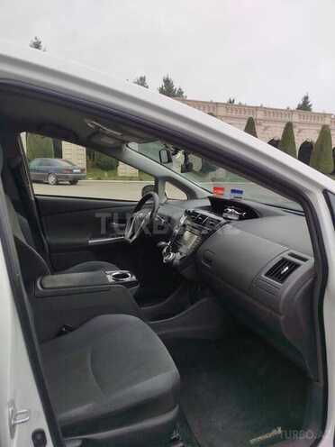 Toyota Prius V-7