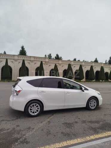 Toyota Prius V-11