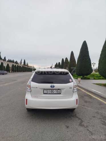 Toyota Prius V-12