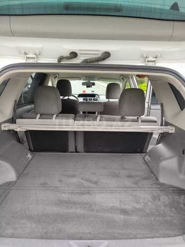 Toyota Prius V-4