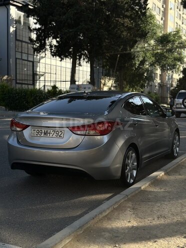 Hyundai Elantra-12