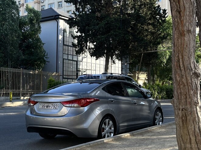 Hyundai Elantra-11