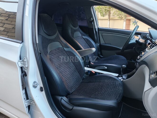 Hyundai Accent-4