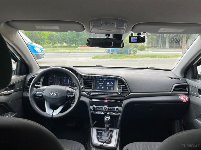 Hyundai Elantra-12