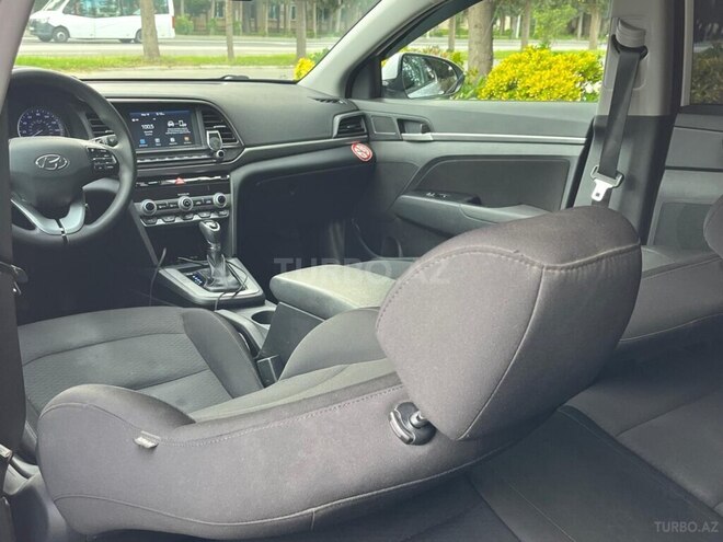 Hyundai Elantra-16