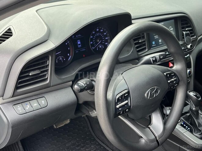 Hyundai Elantra-13