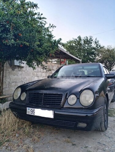 Mercedes E 200-1