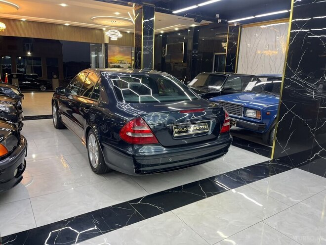 Mercedes E 260-11