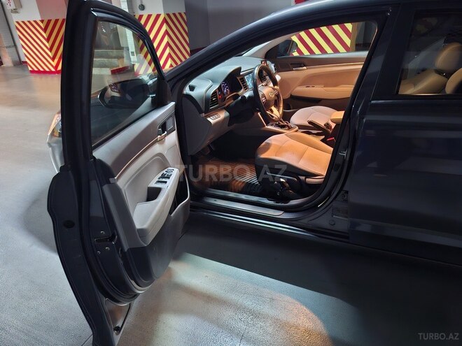 Hyundai Elantra-12