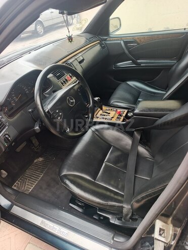 Mercedes E 220-12