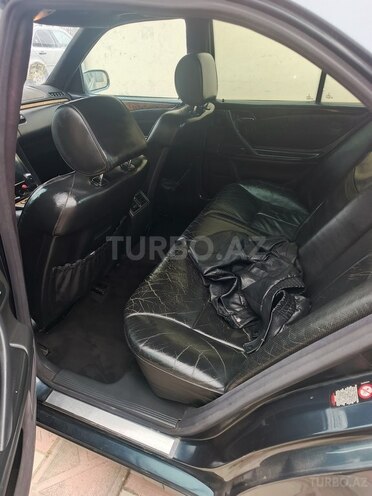 Mercedes E 220-11