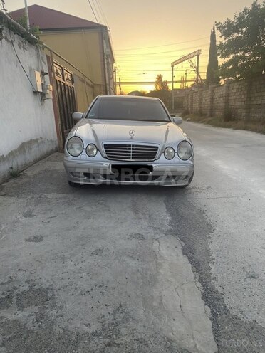 Mercedes E 240-1