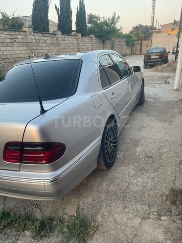 Mercedes E 240-5