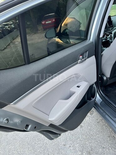 Hyundai Elantra-11