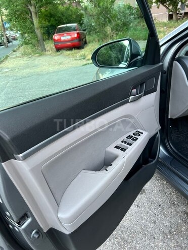 Hyundai Elantra-8