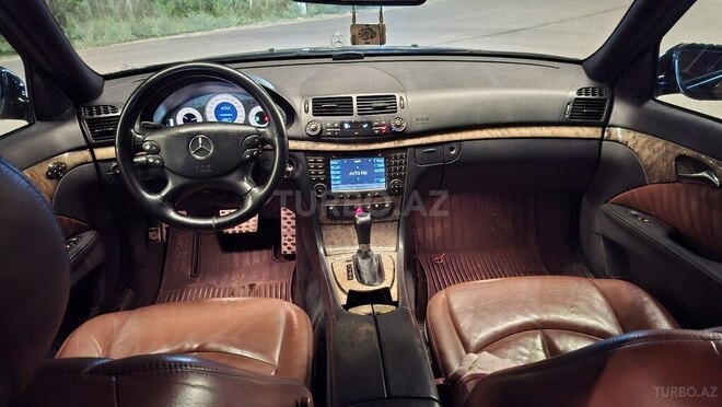 Mercedes E 220-11