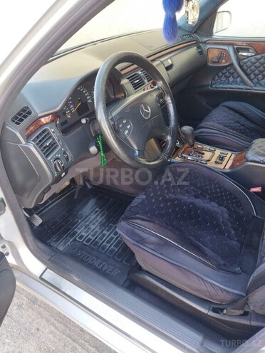 Mercedes E 240-4