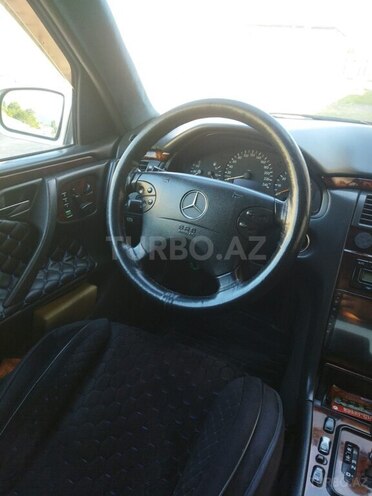 Mercedes E 240-11