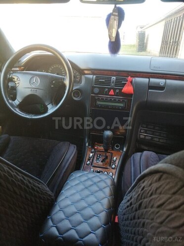 Mercedes E 240-13