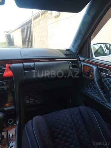 Mercedes E 240-10