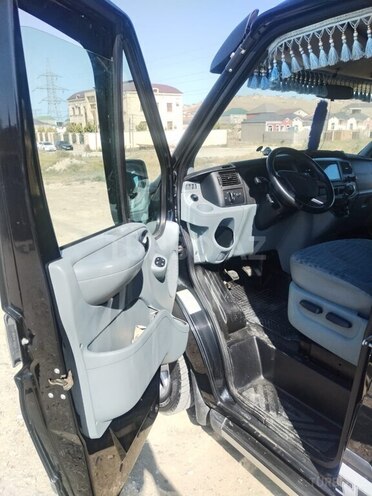 Ford Transit-12