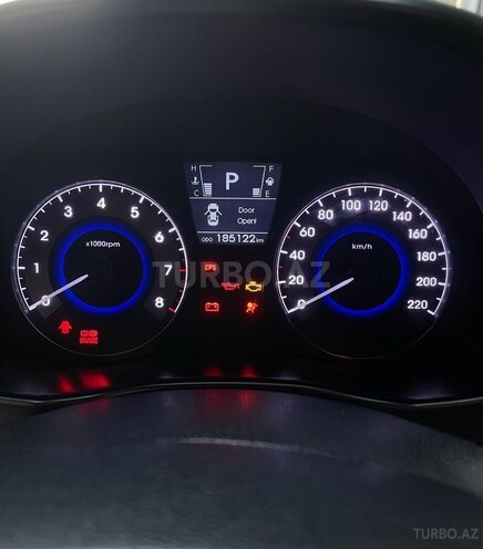 Hyundai Accent-12