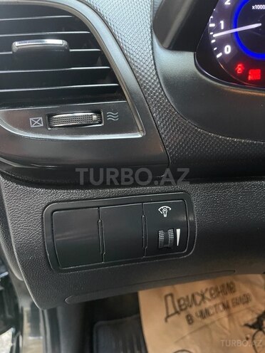 Hyundai Accent-11