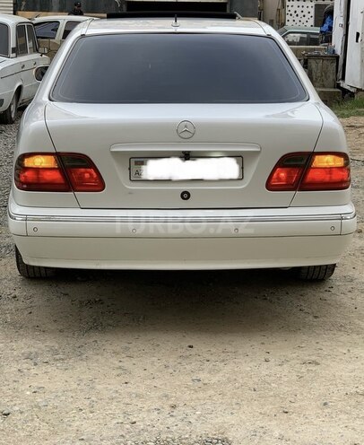 Mercedes E 270-11