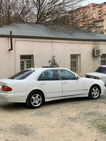 Mercedes E 270-9
