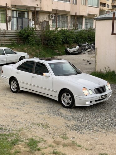 Mercedes E 270-1