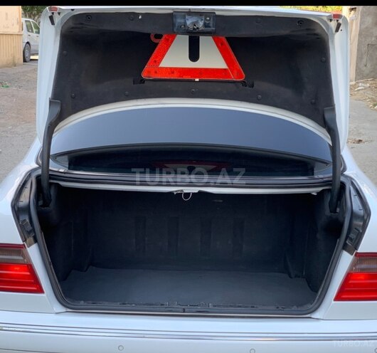 Mercedes E 270-12