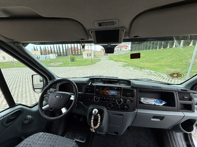 Ford Transit-12