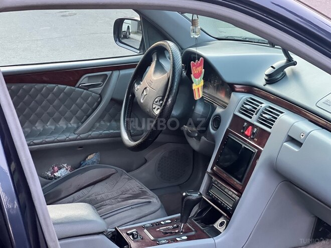 Mercedes E 270-11