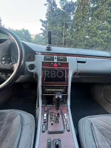 Mercedes E 270-13