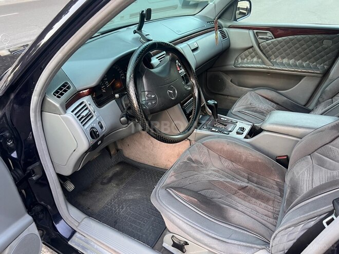 Mercedes E 270-9