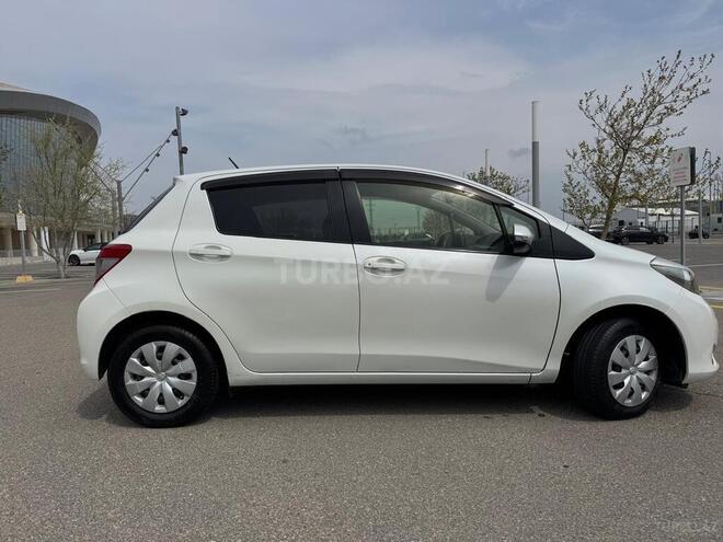 Toyota Vitz-13