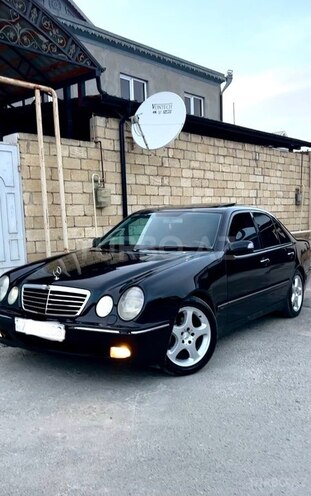 Mercedes E 240-1