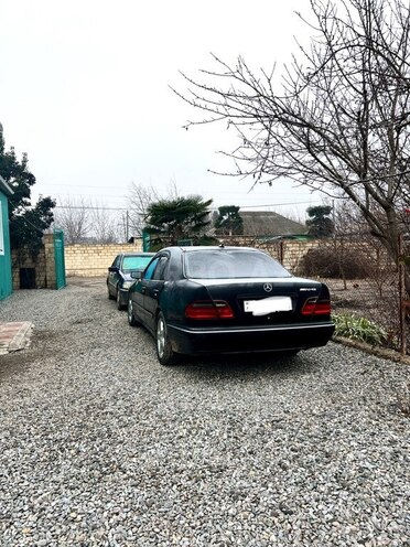 Mercedes E 240-10