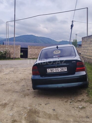 Opel Vectra-4