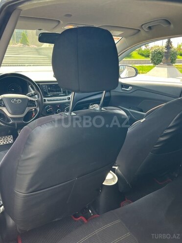 Hyundai Accent-11