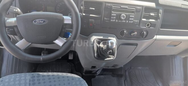 Ford Transit-13