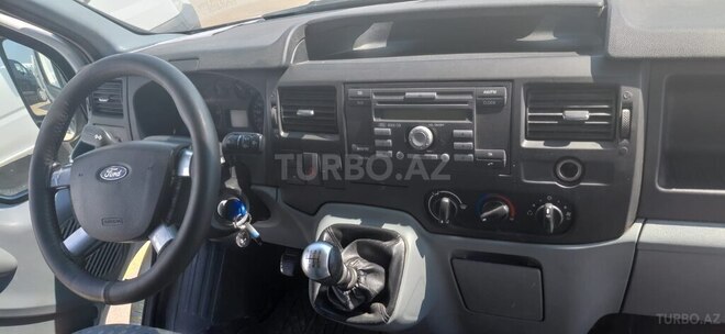 Ford Transit-12