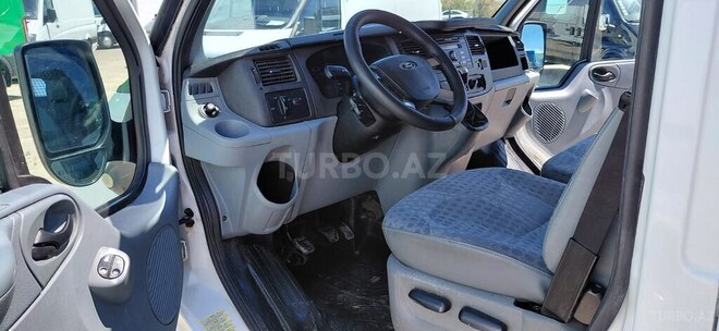 Ford Transit-16