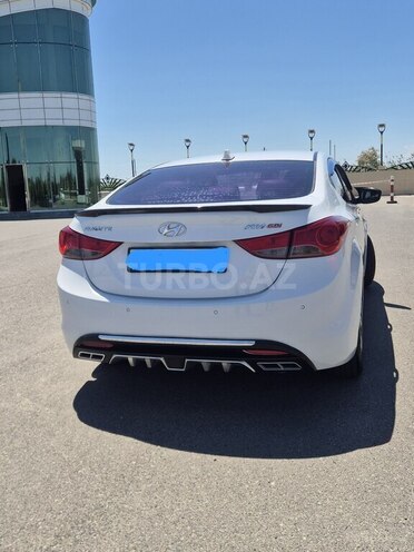 Hyundai Elantra-11